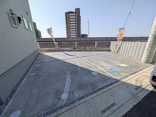 セカンドカーにも便利、駐車2台可の敷地。
