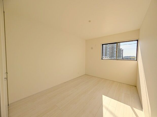 今からここを誰のお部屋にしようか、そんな洋室。大きさは6帖です。 