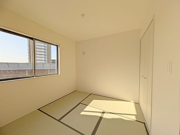 お子様にとっていいお昼寝空間になる和室は、ぜひリビングのお隣で。