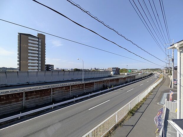 前面の住まいとの距離感があるから、圧迫感を感じません。