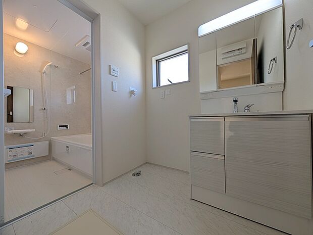 お風呂に入る前、心も体もふっと一息つける「静けさの入り口」。