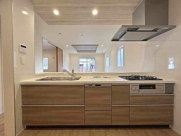 カウンターからはリビングが広く見渡せ、ご家族とのコミュニケーションも弾みます。 