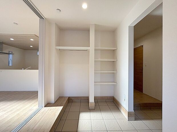 靴がしっかり収まるから、散らかりがちな玄関もスッキリ。 