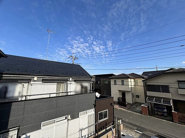 あたりには住宅を中心とした建物が広がります。 