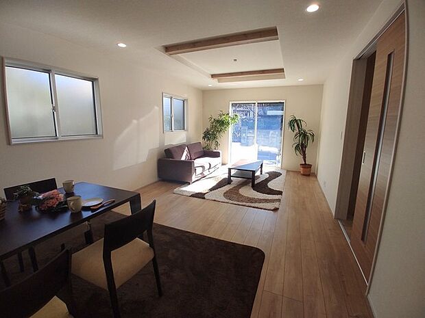 解放感あふれるリビングは、自然に光と風に恵まれます。 