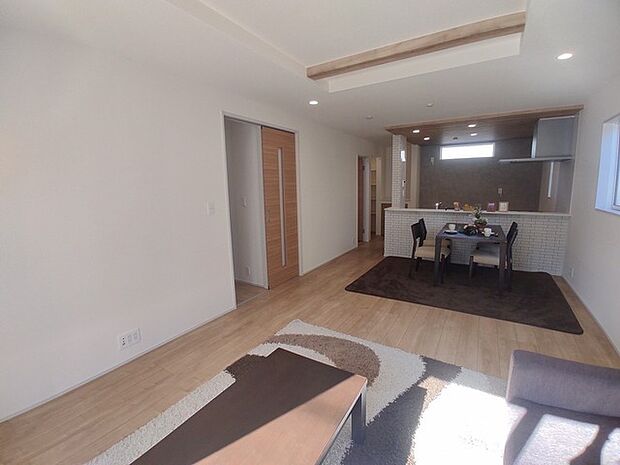 家族が自然に集りそうな広さが魅力のＬＤＫ。 