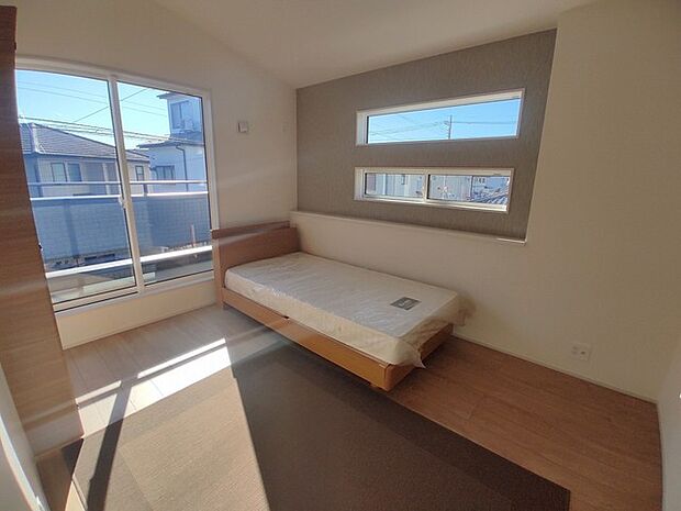 広々バルコニーから、たっぷり太陽の恵みが得られます。 