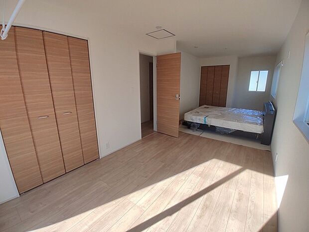 将来的には間仕切りして2部屋に変更可能な洋間。成長に合わせた間取り変更が可能なタイプ。 