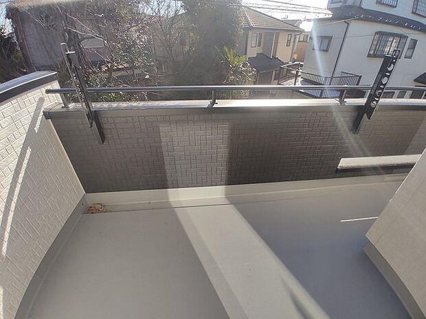 ゆとりの広さを確保したバルコニー。お布団を干すのも、この広さならラクラク。 