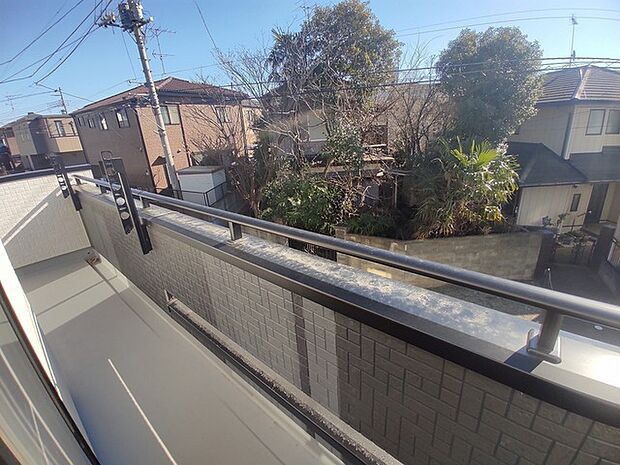 前面の住まいとの距離感があるから、圧迫感を感じません。 