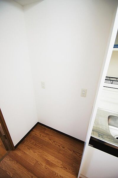 画像13:キッチンとお部屋の間には冷蔵庫を設置するスペースがあります。