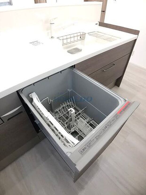 システムキッチンを採用しているので効率よくお料理できそうですね♪食器洗い乾燥機付きで日々のお手伝いをしてくれます。3口コンロでお料理の効率が上がり、幅も広がりそうです。是非お気軽にお問合せくださいませ