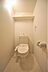 トイレ：トイレは温水洗浄機能付です。上部に小棚があります。