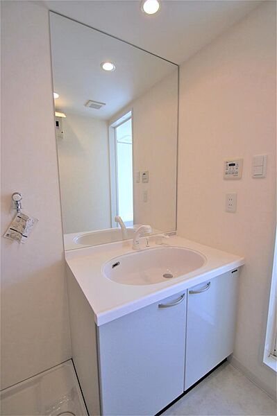 画像19:大きな鏡のシャワー付き洗面化粧台です。身支度を整える際に便利です。