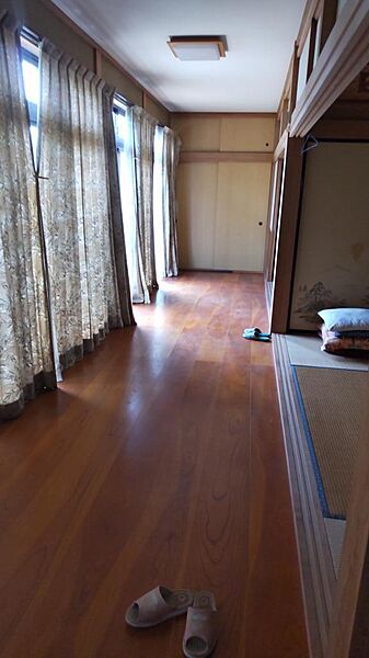 幅の広い縁側です