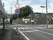 付近に塙山小・交流センターがあり環境良好