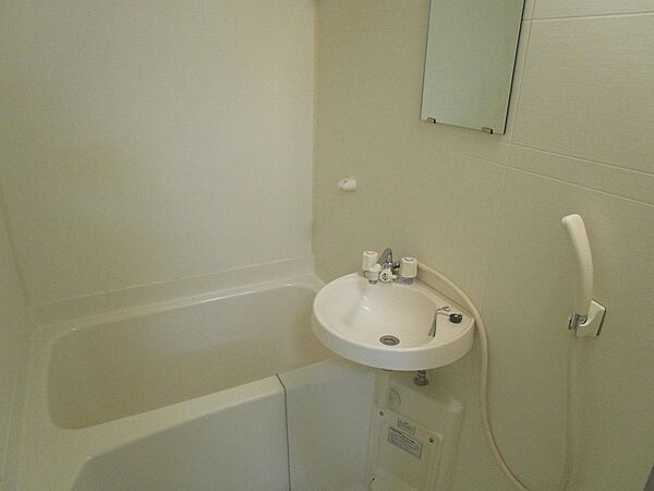 画像7:洗面台・鏡つきの浴室です。