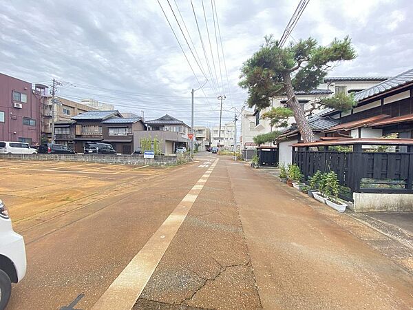 東側前面道路