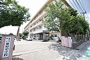 紫原中学校【鹿児島市立紫原中学校】は、紫原6丁目に位置する1967年創立の中学校です。令和4年度の生徒数は735人で、28クラスあります。校訓は「自主・愛知・健康・協和」です。 2180m