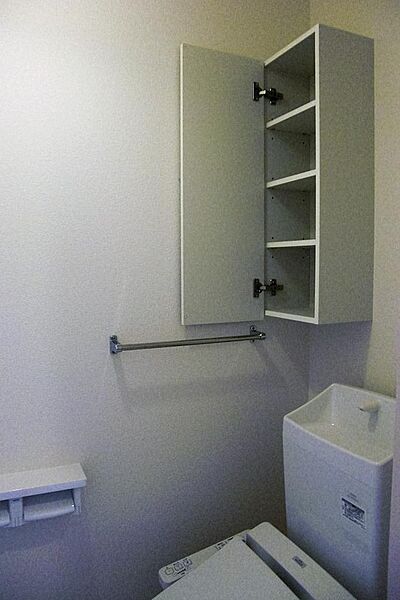 画像13:トイレには便利な収納棚付。