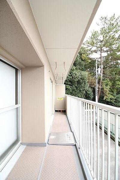 日当たりの良いバルコニーです。洗濯物もすぐに乾きそうですね広々としているので、色々なものを干していただけます。