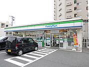 ファミリーマート(370m)