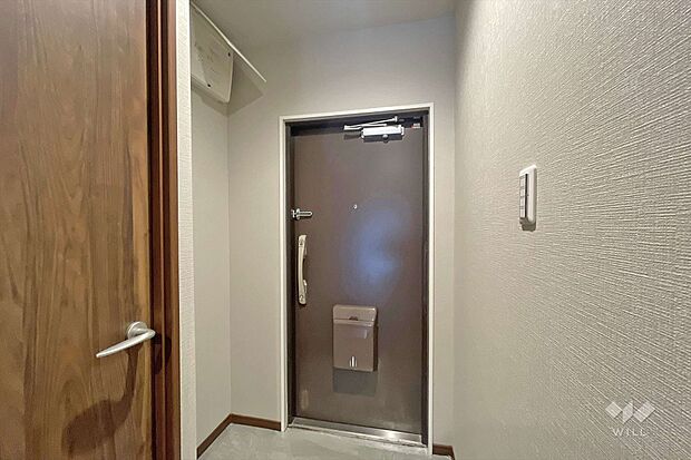 玄関。リフォーム済みのためそのままお住まいいただけます。白を基調とした明るい玄関です。