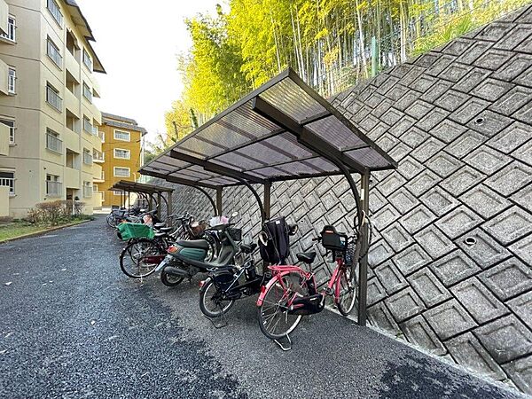 スーパー、コンビニが徒歩１０分圏内で生活便利です。