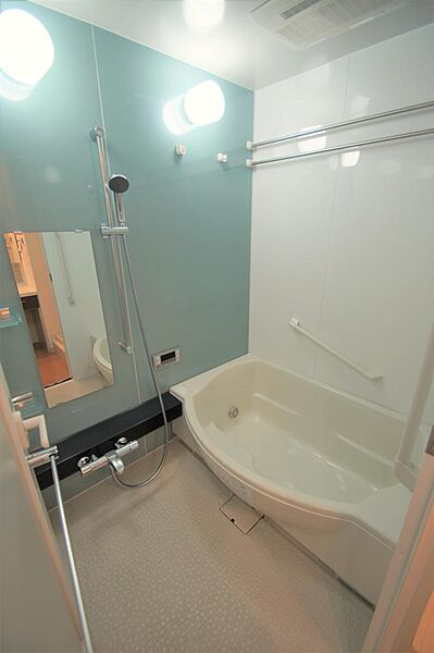 画像14:大きな鏡付きのお風呂です。追焚・洋室乾燥機能もあります。