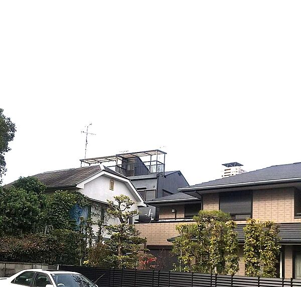 屋上バルコニー遠景です。ここのバルコニーからは市街が一望できますよ。強風の日には洗濯物が飛ばされないようにしましょう。