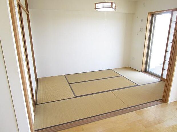 ＜和室／Japanese room＞6帖の和室，収納付きです