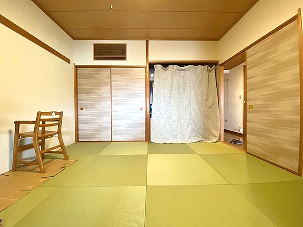 【和室】琉球畳の和室は現代風に合った設計をされております。