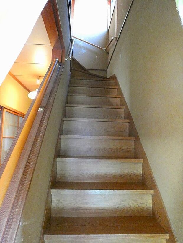「玄関」■手すり付きの階段で登り下りが安心☆