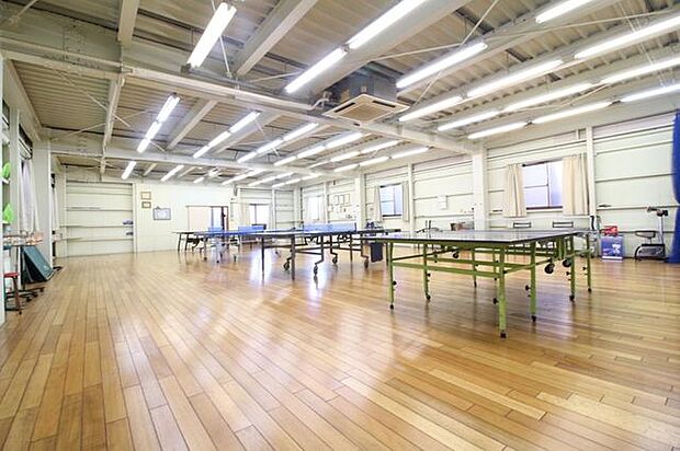 ＊1階フリースペース＊とても広々としたフリースペースです。卓球等の教室もできますね。
