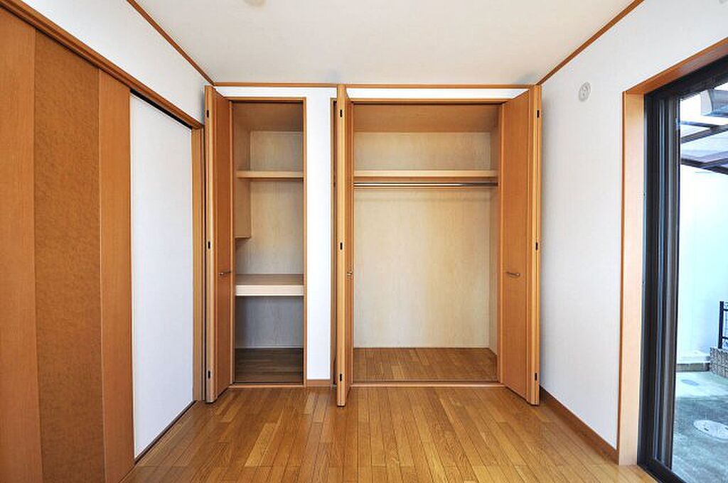 1階洋室には2ヶ所の収納スペースがあり、室内をきれいにキープ出来ます。