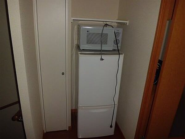 画像14:冷蔵庫と電子レンジ。