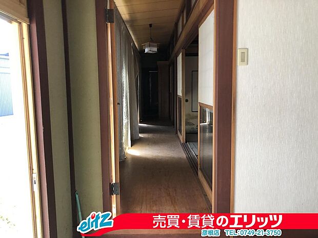 【縁側】縁側は、日本建築の風情を出し、部屋との間に空間を持つ事で、外部との遮音・断熱効果も果たします。