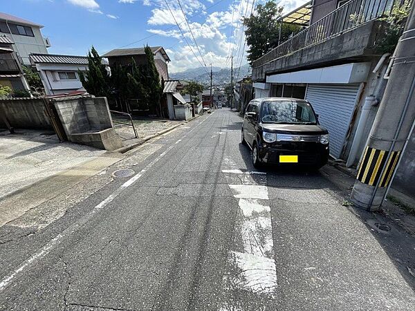 高台に向けて開けた町です。場所によっては車が大きい方には不便なので事前に現地確認をお勧めします。