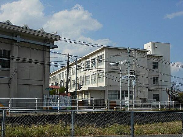 画像15:遠賀町立浅木小学校(990m)