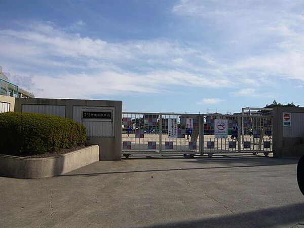 伊敷台中学校【鹿児島市立伊敷台中学校】は、伊敷台1丁目に位置する1994年創立の中学校です。令和3年度の生徒数は540人で、18クラスあります。校訓は「友愛・協力・創造・自主」です。 1240m