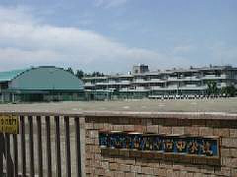 小山市立間々田中学校 2200m蛇まつりで有名な間々田八幡宮北側に位置します。