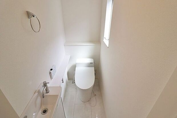 1階トイレ／窓・手洗い器付