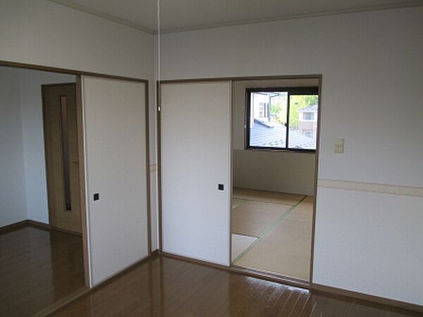 画像5:６帖洋室から撮りました。キッチンと、正面が６畳の和室です。