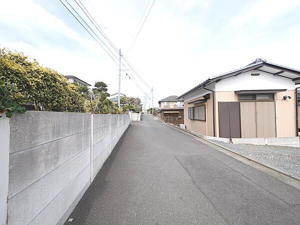 前面道路広めです