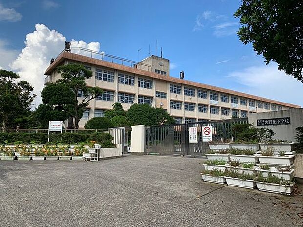 吉野東小学校：児童数は約1161名、教員数は約62名です。（令和3年4月） 1400m