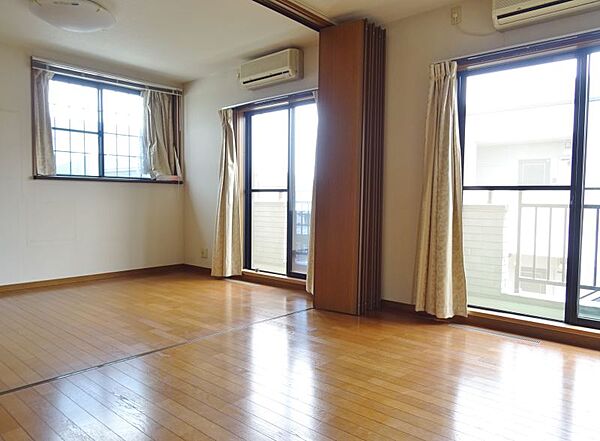 可動間仕切りで仕切れる洋室6帖♪