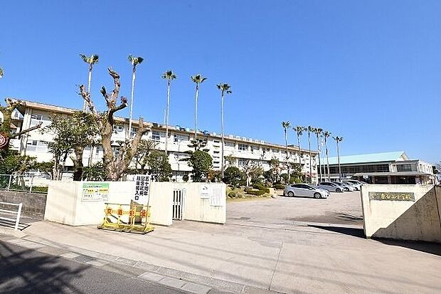 東谷山小学校【鹿児島市立東谷山小学校】は、魚見町に位置する1969年創立の小学校です。令和3年度の生徒数は785人で、32クラスあります。校訓は「未来の子　豊かな子　英知の子」です。 990m