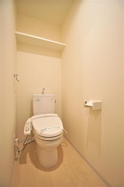 画像18:トイレは温水洗浄機能付きです。上部に小棚があります。
