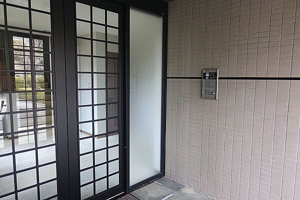 エントランスはオートロックです。巡回管理で、週に一度管理人さんがお掃除に来られます。