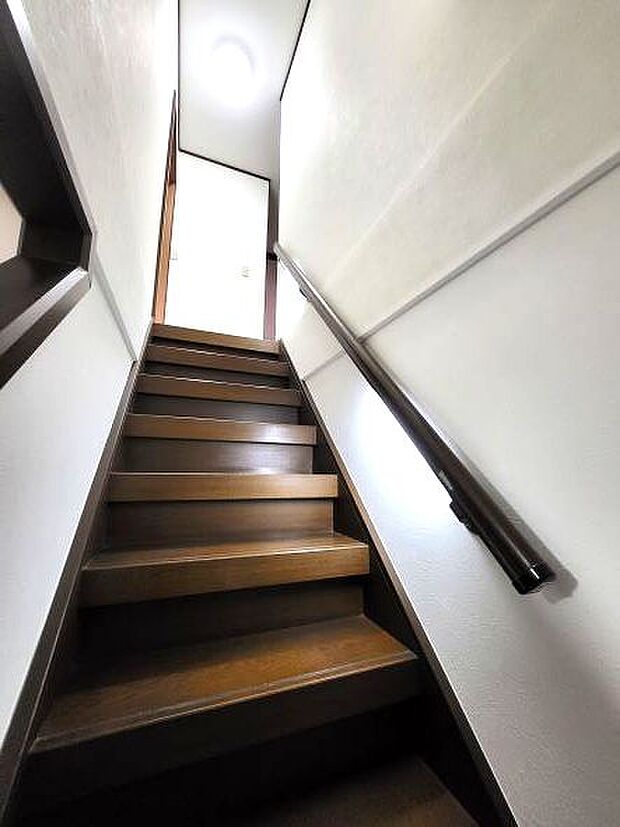 照明手すり付きの階段です。